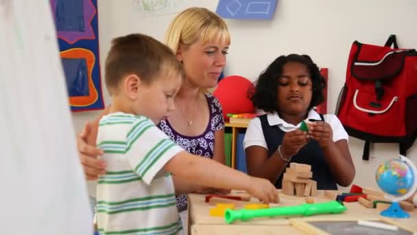 Profesor de preescolar y niños — Vídeos de Stock