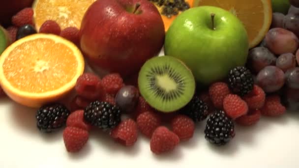 Свежие фрукты крупным планом — стоковое видео