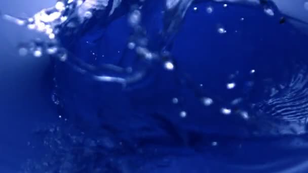 Вода розбризкування і бульбашки — стокове відео
