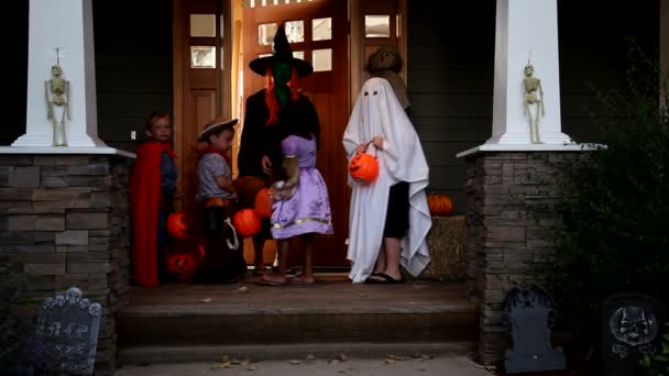 Kinderen in Halloween kostuums — Stockvideo