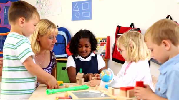 Preschool leraar en kinderen — Stockvideo