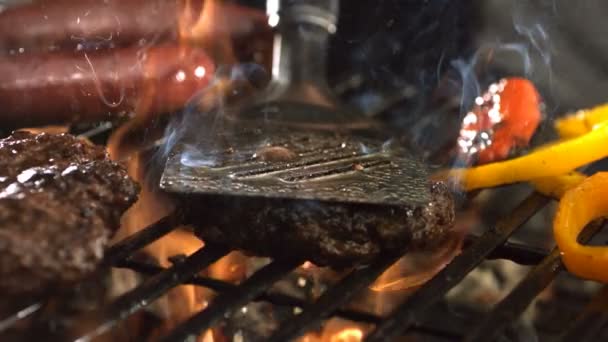 Гамбургеры и перец на гриле — стоковое видео