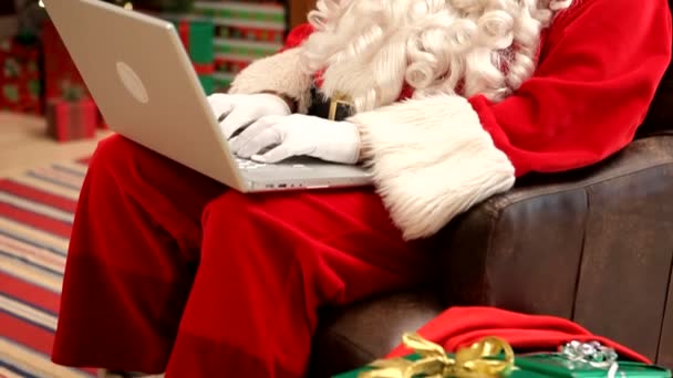 Weihnachtsmann mit Laptop — Stockvideo