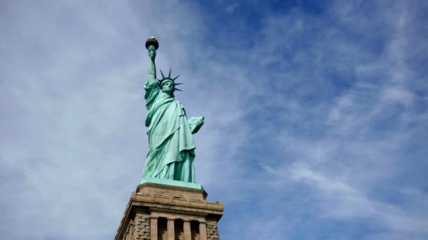 Statue of Liberty against blue sky — Stock Video