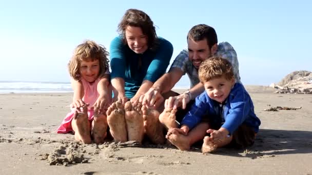 Rodzina siedzi na plaży — Wideo stockowe