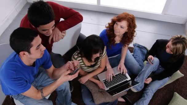 Les adolescents utilisant la technologie — Video