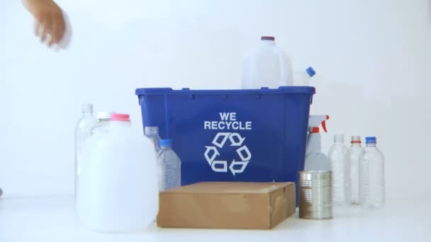 Cubo de reciclaje azul — Vídeo de stock