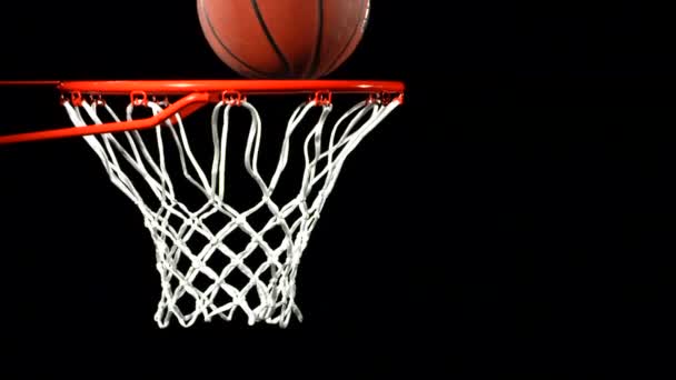 Basketbal stuitert op rand — Stockvideo