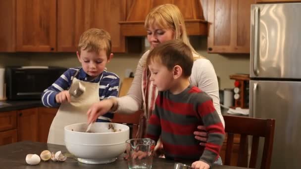 Children helping mom in kitchen — Stock Video