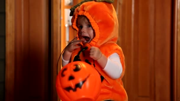 Girl in pumpkin costume — Stock Video