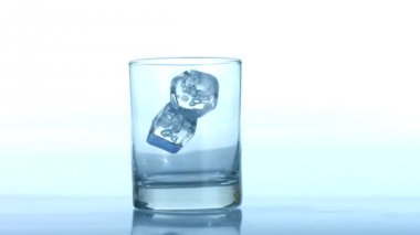 Boş cam düşen buz küpleri