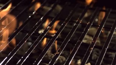 t-Bone steak ızgarada pişirme