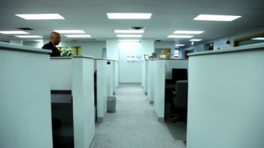 İşadamı kağıt torba kafasına koyar.