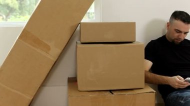 Adam cep telefonuyla konuşuyor.