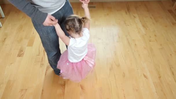 Padre bailando con chica — Vídeo de stock