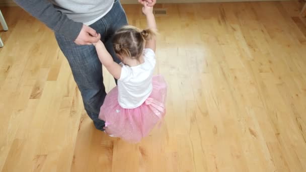 Vader dansen met meisje — Stockvideo