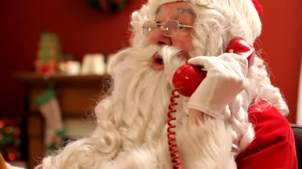 Санта-Клаус разговаривает по телефону — стоковое видео