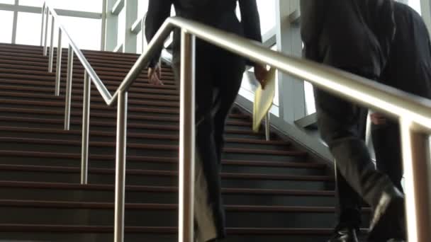 Бизнесмены, идущие по лестнице — стоковое видео