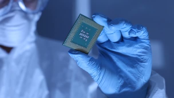 El hombre sostiene el microchip de la CPU del ordenador — Vídeo de stock