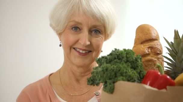 Žena hospodářství pytel s potravinami — Stock video