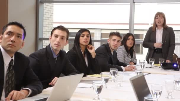 Деловые люди на встрече в офисе — стоковое видео