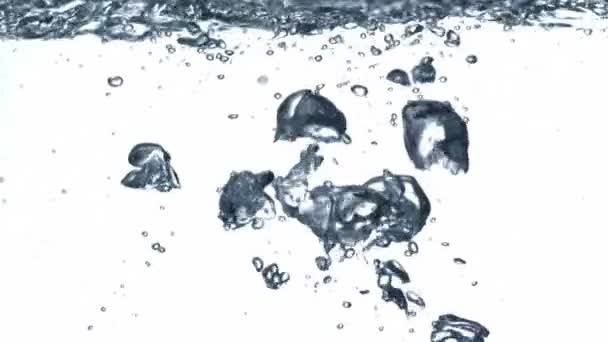 L'eau coulant et faisant des bulles — Video