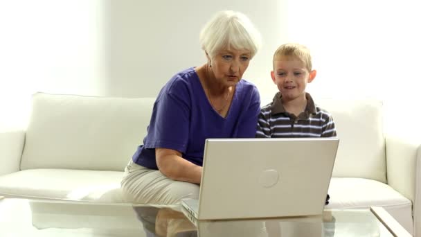 Kvinnan och pojken med laptop — Stockvideo