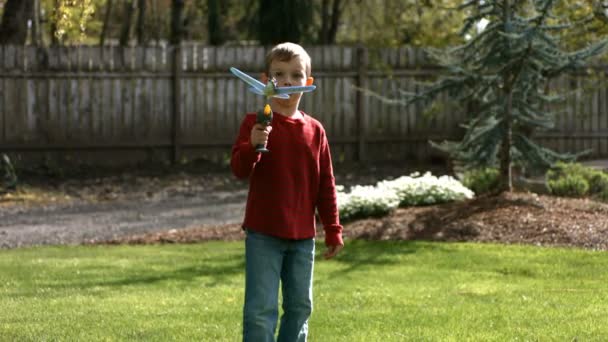 Мальчик с игрушечным самолетом — стоковое видео
