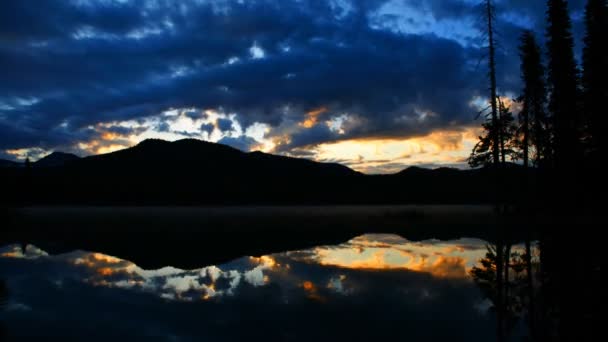 Nascer do sol sobre o lago — Vídeo de Stock