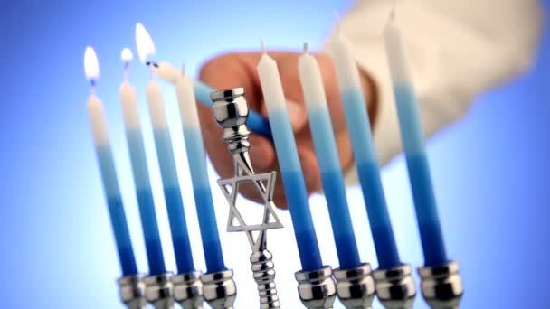 Persona illuminazione menorah — Video Stock