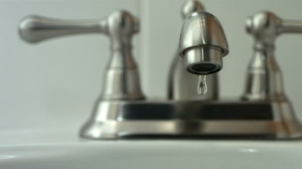 Gotas de água da torneira — Vídeo de Stock