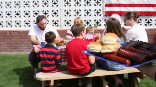 Sirviendo comida en la barbacoa — Vídeo de stock