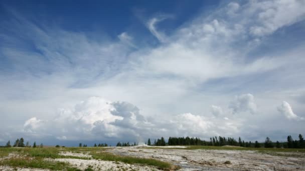 Nuvens sobre Old Faithful Geyser — Vídeo de Stock