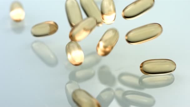 Düşen sarı vitaminler — Stok video