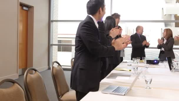 Businesspeople clapping at meeting — Stock Video