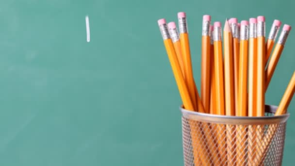 Tablero y lápices en el escritorio — Vídeo de stock