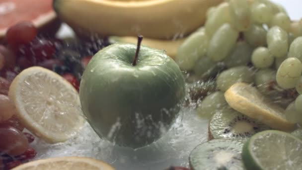 Fallande grönt äpple — Stockvideo