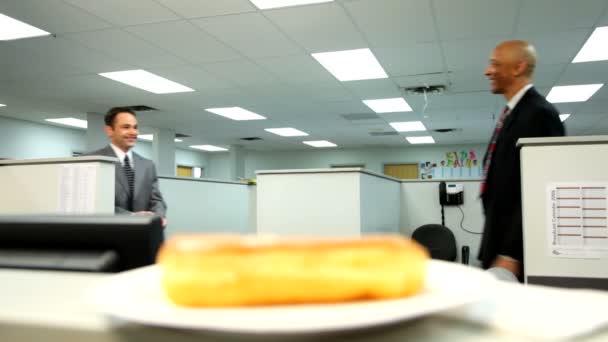 Dos hombres de negocios compiten por un donut — Vídeo de stock