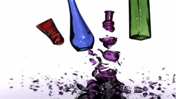 Glazen flessen vallen en breken — Stockvideo