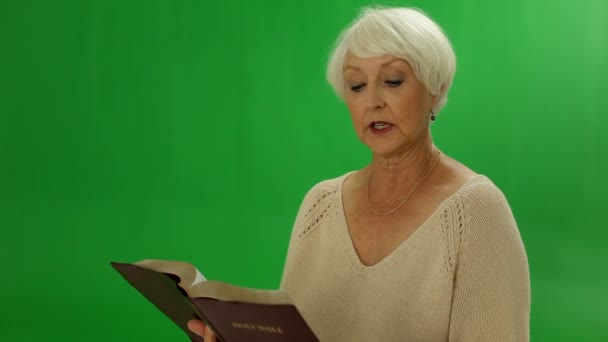 Mujer mayor con Biblia — Vídeo de stock