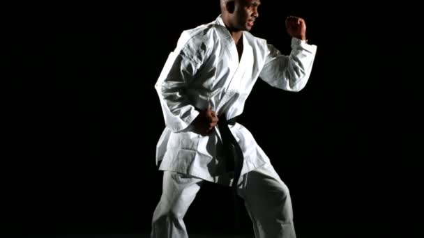 Hombre en uniforme de karate — Vídeo de stock