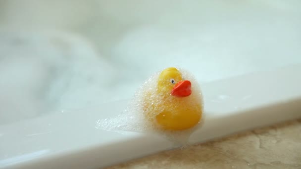 Enfant dans le bain avec canard — Video