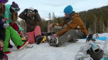 Snowboard yapmak insanların hazırlamak