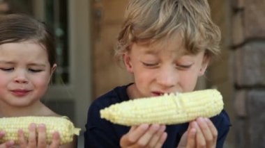 Çocuklar Mısır yemek