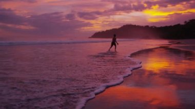 Sahilde Koşan Çocuk