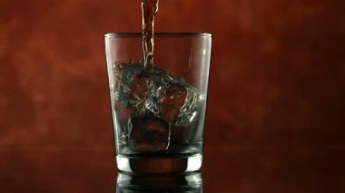 Buz küpleri üzerinden dökülen viski