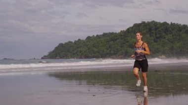 Kumsalda koşan kadın