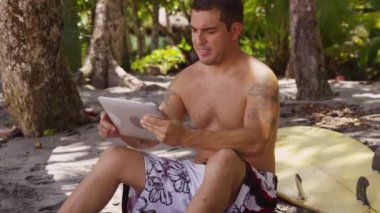 Sörfçü dijital tablet kullanma