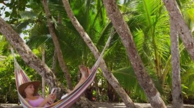 Kadın kitap okuyor.