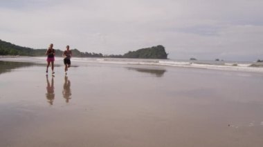 Plajda çalışan kadın